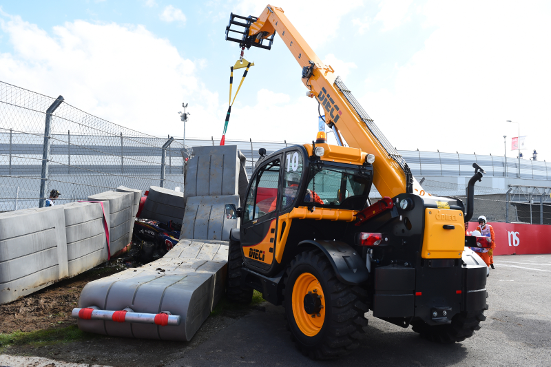 Illustration for article titled Carlos Sainz Jr. Miraculously OK To Race After Horrifying F1 Crash Under Barrier